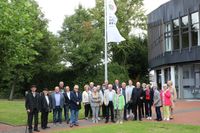 Gruppenfoto der geladenen G&auml;ste am Rathaus 2