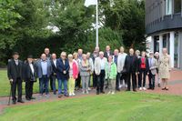 Gruppenfoto der geladenen G&auml;ste am Rathaus